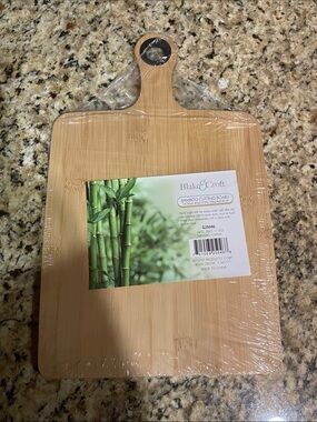 Bamboo Cutting Board with Handle - Natural